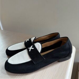 EXCELLENT CONDITION Classic Black and White Women’s Slip-On Loafers